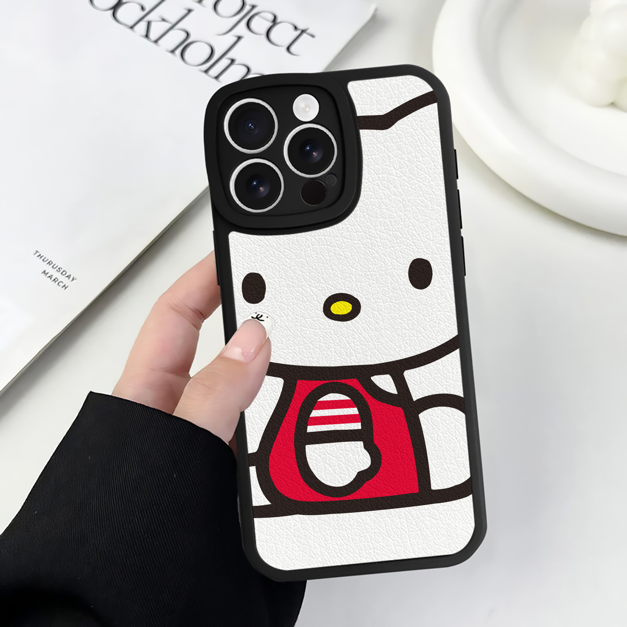 （画像用） Hello Kitty ハローキティ 【iPhone 16シリーズ対応】シリコンスマホケース（レザー調） 材質：シリコン